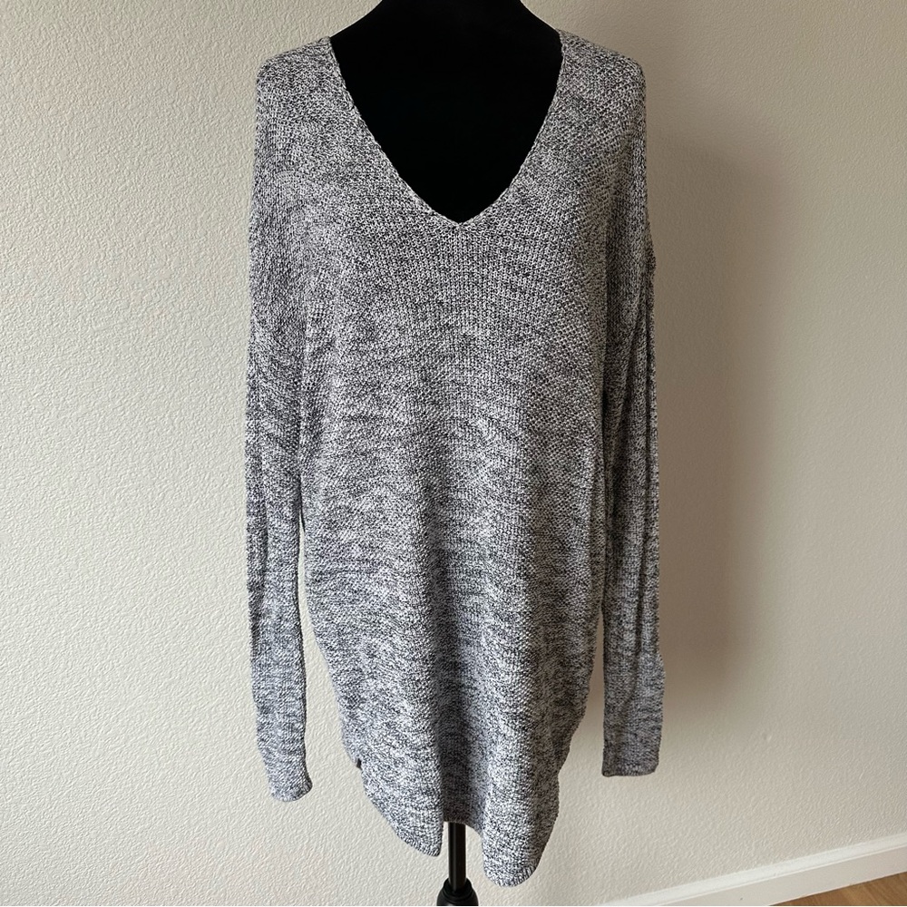 H&M‎ Black and White V-Neck Sweater Medium